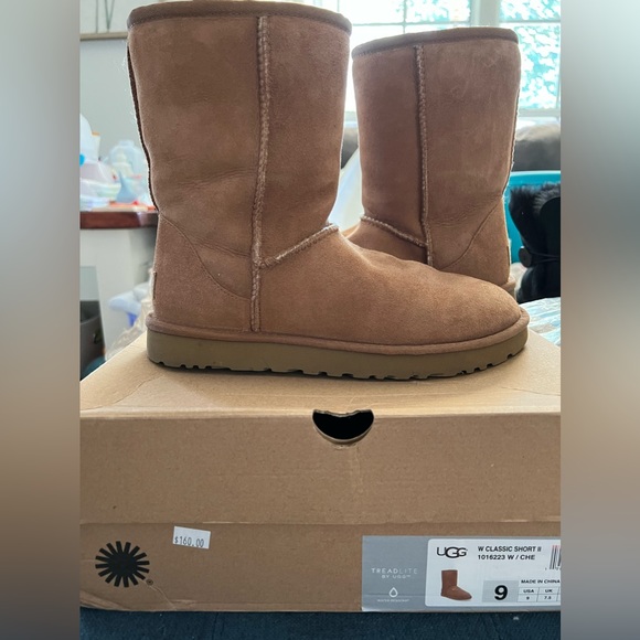 Authentic Uggs classic short - Picture 1 of 4